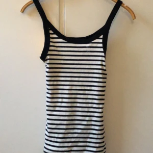 Randigt linne - Randigt linne från hm i storlek XS använd fåtal gånger och i bra skick!