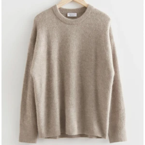 Stickad tröja & other stories - Säljer min skitsnygga tröja från & other stories i strl S då den tyvärr var fel storlek för mig! Den är i supertrevligt material och aldrig använd så du får den så gott som ny :) skriv för mer info! Nypriset ligger på 790 ❤️