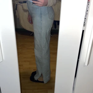 Jeans  - Säljer dessa jättefina jeans med slit. Dom är i storlek M. Skriv till mig om mer inför osv❤️