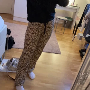 Mjukisbyxor - Säljer dessa fina mjukisbyxor från Gina Tricot🐆knappt använda Hör av er vid intresse eller mer info🫶🏼köparen står för frakt