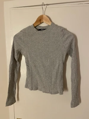 Ribbad tröja  - Väldigt mjuk och skön ribbad tröja i bomull! Pris kan diskuteras vid snabb affär! 