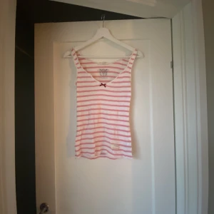 odd molly linne - säljer detta söta odd molly linne 💗🎀🫶🏻🌸😇 storlek 1 i odd mollys storlekar! Linnet är töjbart, så jag skulle säga att det passar S-M. ☺️