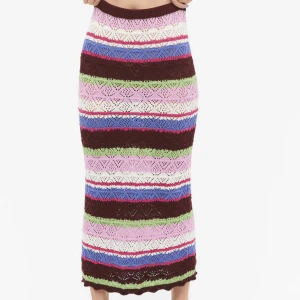 Virkad kjol i strl S - Superfin virkad/stickad kjol i strl S. Aldrig använd! Midikjol om du är längre än 165cm.