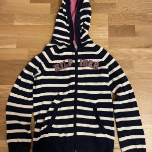 Tommy Hilfiger kofta - Supersöt randig tommy hilfiger kofta! Nästan aldrig använd så i bra skick, storleken är 12-14 men skulle säga att den passar ungefär som en XS-S!