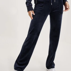 Juicy couture - Säljer mina juicy couture, då jag tycker dom är lite för korta, jag har använt dom 4 gånger då jag ej haft dom så länge 