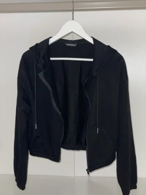 Tjocktröja - 🦋Kort luvtröja med dragkedja 🦋Köpt från Shein  🦋Stl M 🦋Pris 50kr