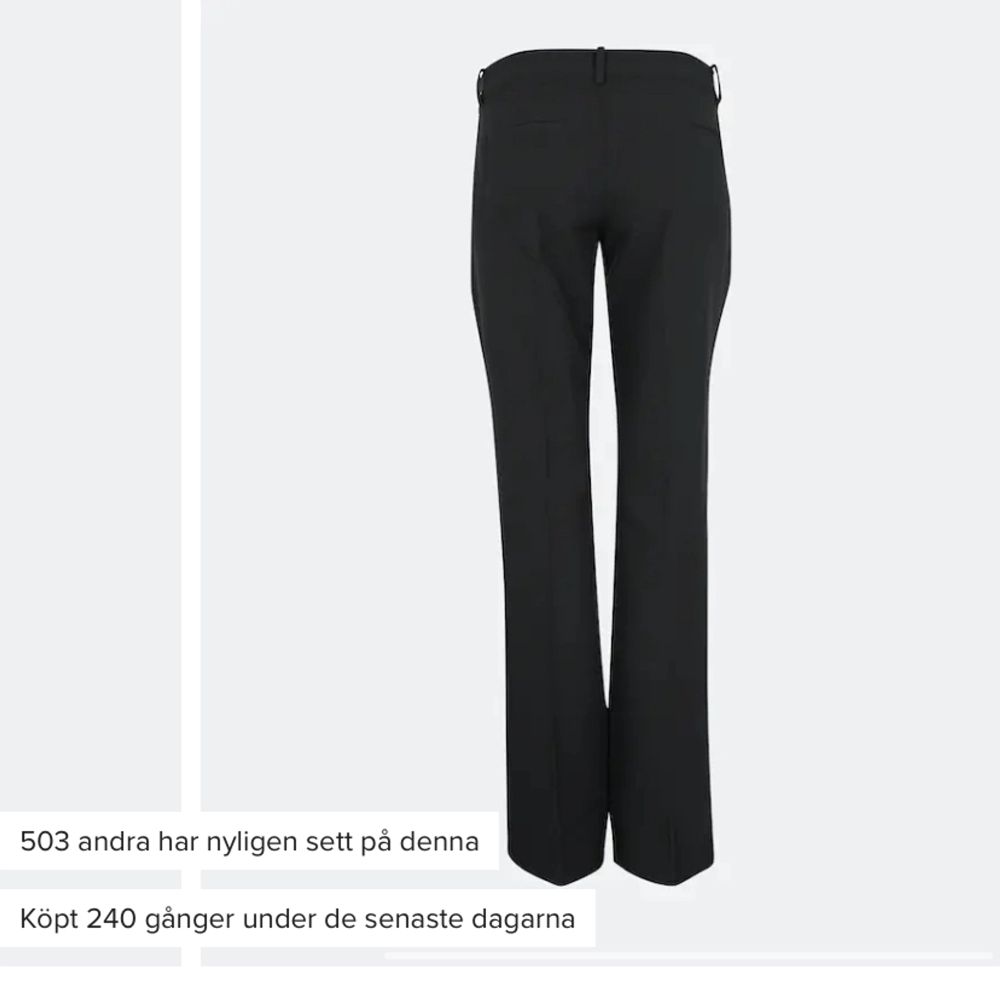 Säljer svarta kostym byxor från Bikbok! Dom är lågmidjade och helt oanvända då dom var för små för mig. Skirv privat för egna bilder💞original priset är 399!!. Jeans & Byxor.