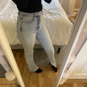 Gina Tricot jeans - Säljer ett par högmidjade jeans från Gina Tricot. Dom töjer sig lite när man använt dom några gånger men drar ihop sig igen när man tvättar dom.