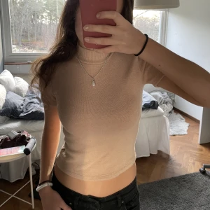 Stickad t-shirt - Söt stickad t-shirt från Zara. Säljer för att den inte kommer till användning och därav som ny💓