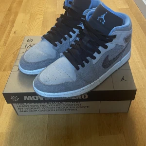 Air Jordan 1 mid - Säljer nu dessa snygga jordan 1 som tyvärr är försmå i stl 42. Ändast sparsamt använda! Köpta för 1500kr från Nikes hemsida, säljer för 890kr inkl frakt! 