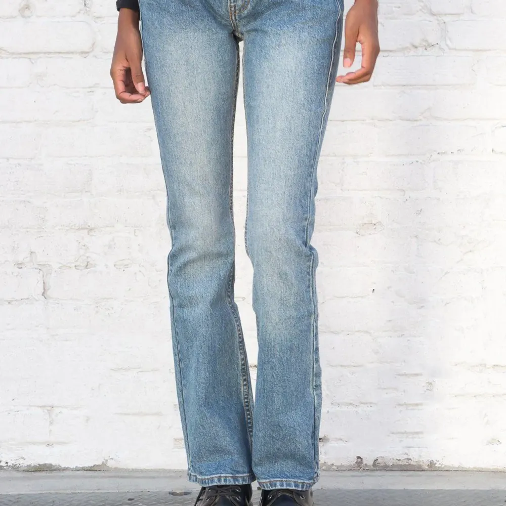 Säljer dessa lågmidjade jeans från Brandy Melville som heter ”Kylie jeans”. Dom passar mig som vanligtvis har storlek 36 eller 27/28. Jag är 163cm lång 💕. Jeans & Byxor.