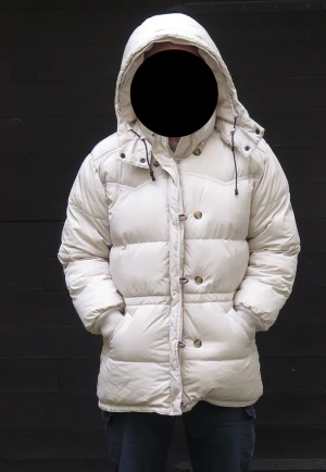 Boomerang Alexander/Alexandra dunjacka - Boomerang dunjacka, stl. L – en riktig snygg vintervärmare! 90% dun/10% fjädrar, stusstäckande, avtagbar luva, muddar i ärmsluten, fleecefodrade ytterfickor… Använd en säsong. (nypris ca 6 000 kr)