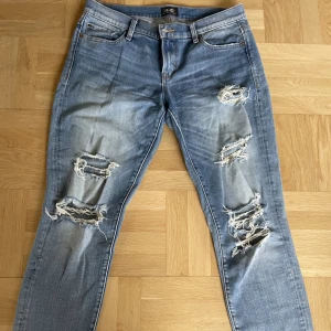 Jeans från JC - Slitna byxor från JC, 5st hål. Innersöm 71cm. Nytt skick. Low waist.