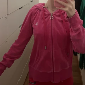 hoodie - Mycket mer klar rosa i verkligheten, med stass på bröstet💕