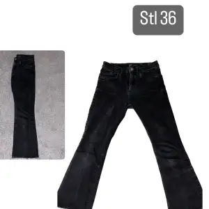 🦋 Svart bootcut jeans 🦋 Köpta från Zara 🦋 Stl 36 🦋 Low-waist 🦋 Pris 100kr