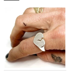 🥚Jättefin ring🥚 - Jättefin ring från L8 Hasselblad som jag säljer då jag aldrig använder den. Den är endast använd ca 4 gånger. Köpt för 750kr