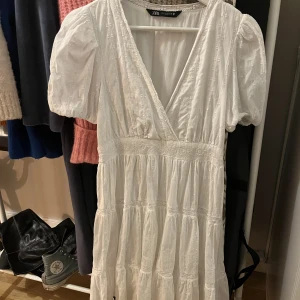 Klänning  - Superfin sommarklänning från Zara. Använd en gång. Storlek S.