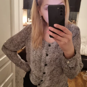 Mönstrad blus - Mönstrad blus i fint skick. Knappar på framsidan. Köparen står för frakt. 