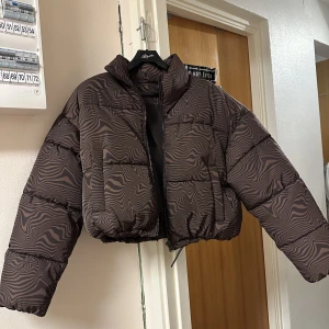 Jacka från hm - Snygg puffer jacka från Hm. Aldrig använt. Pris kan diskuteras