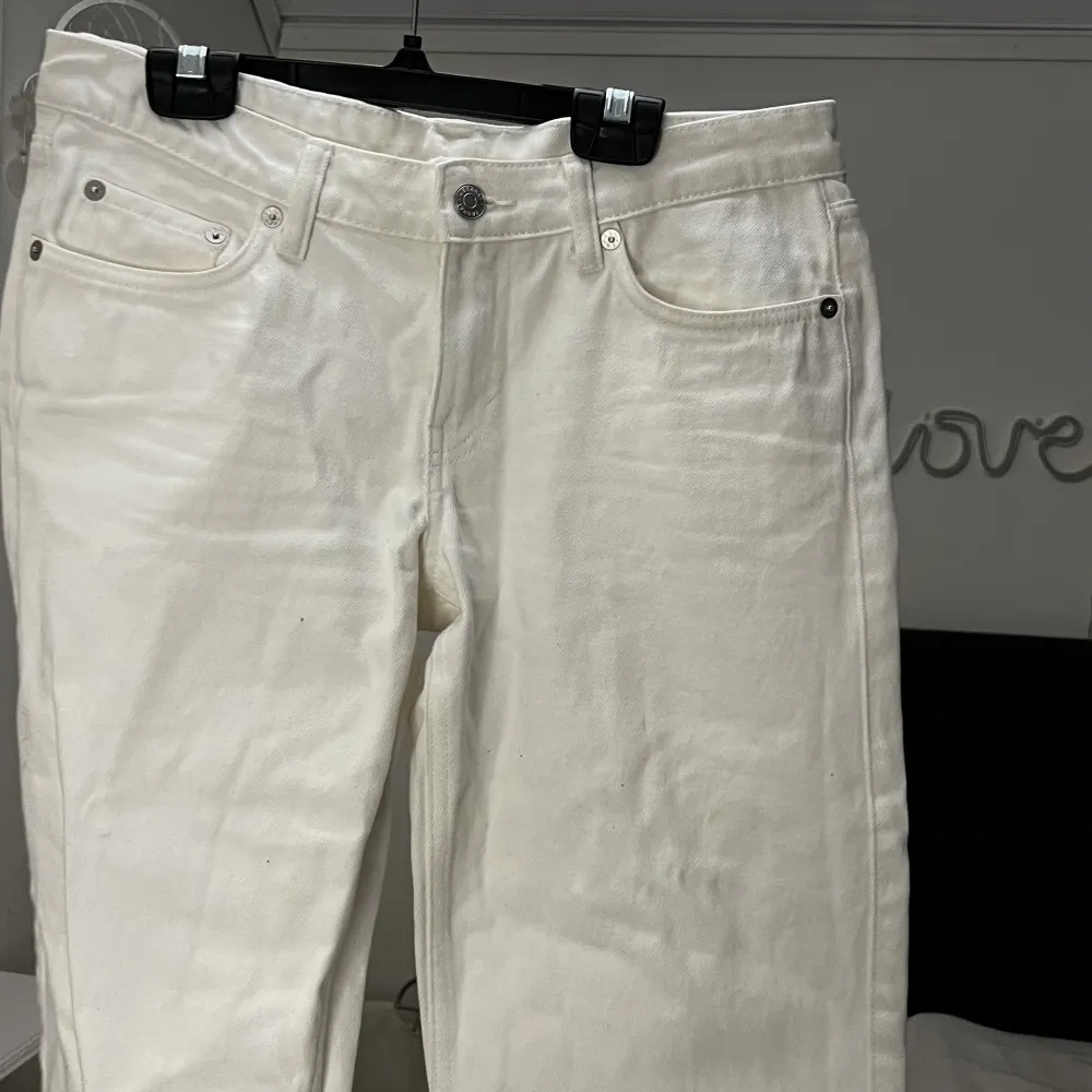 vita lågmidjade jeans från weekday i modellen ”arrow low straight jeans”🫶🏽väldigt bra skick. Jeans & Byxor.