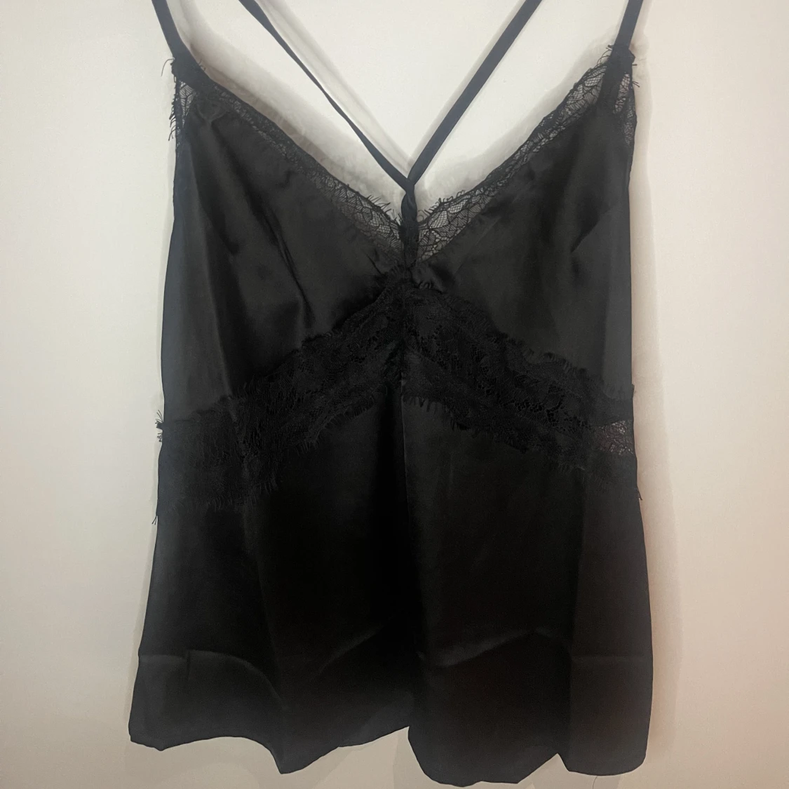 Satinlinne med spets 