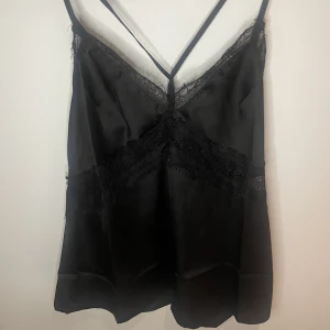 Satinlinne med spets  - Säljer detta super fina linne från Nakd då det inte kommer till andvöndning, endast andvönd 1 gång och i nyskick!💞