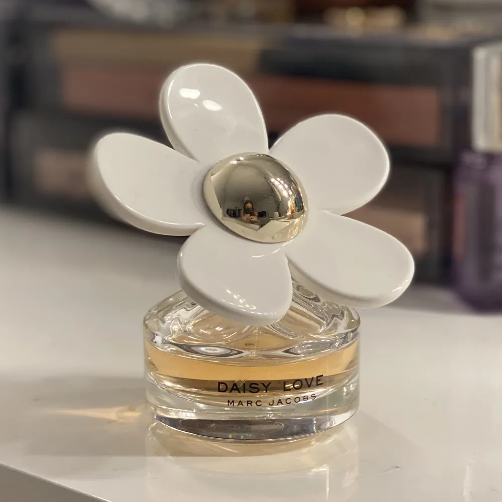 Säljer parfymen Daisy Love från Marc Jacobs då den aldrig kommer till användning.. Köpt för ca 600, Säljer för 200 kr 🖤. Övrigt.