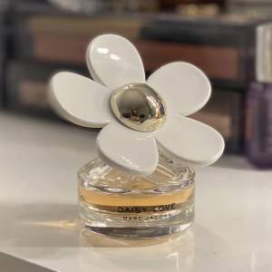 Säljer parfymen Daisy Love från Marc Jacobs då den aldrig kommer till användning.. Köpt för ca 600, Säljer för 200 kr 🖤