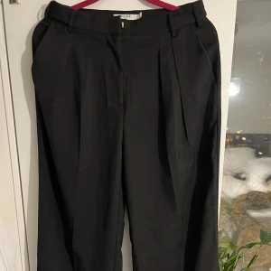 Nelly kostymbyxor  - Kostym byxor från Nelly som jag har knappt använt då de är för långa på mig som är 163