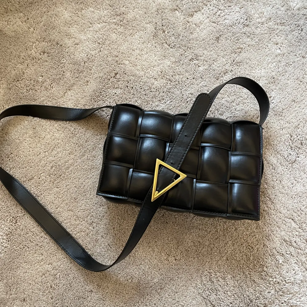 Oanvänd Bottega veneta liknande väska, 400:- inkl frakt 🤍. Väskor.