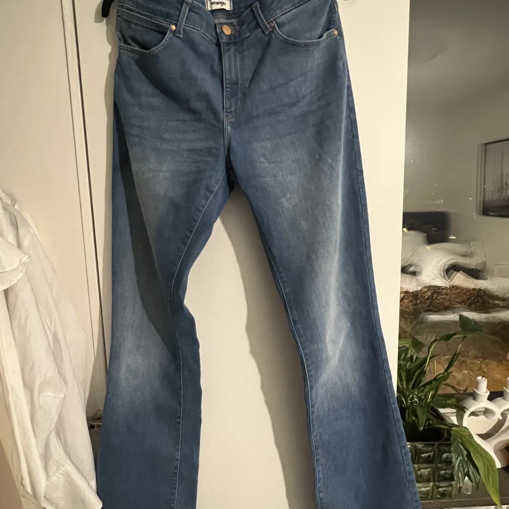 Wrangler jeans som jag inte använt då de är för långa på mig, nyskick.. Jeans & Byxor.