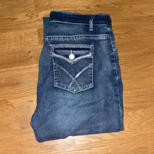 Trendiga jeans - Säljer dessa super fina jeansen då de är en aning för stora på mig. De är köpta på Plick och använda ett fåtal gånger. Skriv för frågor! Frakt ingår inte!⭐️