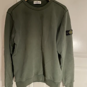Stone Island tröja  - Säljer min snygga Stone Island tröja då den blivit för liten. Det är junior storlek men sitter som en S. Hör av er om ni undrar något!