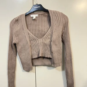 Stickat sett  - Säljer ett stickat sett från H&M. Toppen  är i storlek Xs och koftan i S. Säljer för båda för 150kr :) 