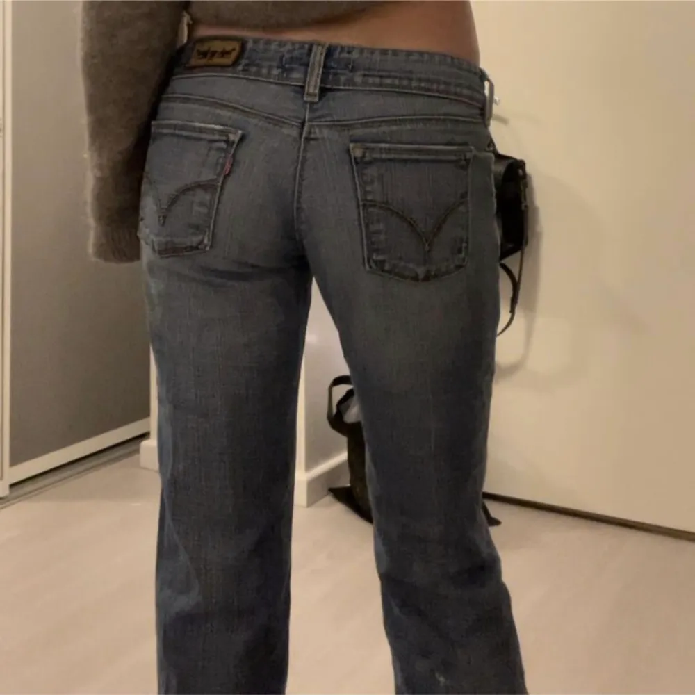 Så sjukt snygga Levis lågmidjade jeans! 550kr+frakt. ❣️. Jeans & Byxor.