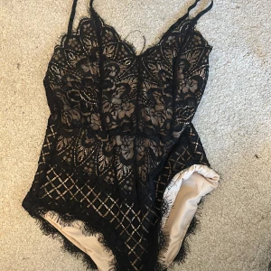 Body - Snygg spetsbody från bohoo i strl s. Säljes då den ej kommer till användning