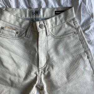 EYTYS jeans - De populära cypress jeansen från eytys! Nypris 2 200kr. Små i modellen så sitter som en 24