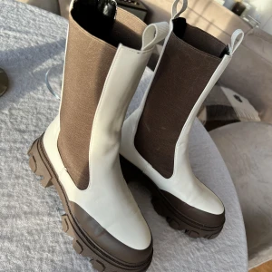 Chunky boots ASOS - Använda ute en gång.. var lite små för mig som har 39. Märke: public desire, köpta på ASOS