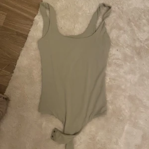 Body - Body i grön/beige superfin färg. Kommer inte till användning! 💞
