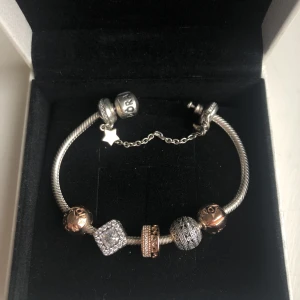 Pandora armband - Äkta Silverarmband från pandora med roseguldsdetaljer. Om jag minns rätt är nypriset sammanlagt runt 3000kr. Aldrig använt!  Hör gärna av er för mer info!🥰