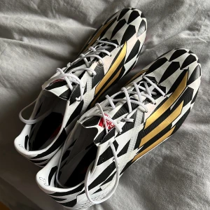 Fotbollsskor  - Använda 2 gånger! Är som nya! En väldigt rare sko!