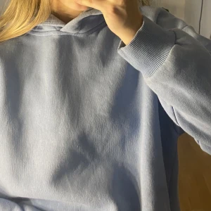 Hoodie - En fin blå hoodie använd fåtal gånger!! KÖP DIREKT UNDER 29/30 JANUARI SÅ INGÅR FRAKTEN I PRISET.