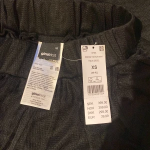 Tyllkjol - Bilderna gör inte rättvisa. Oanvänd kjol men lappar kvar. 
