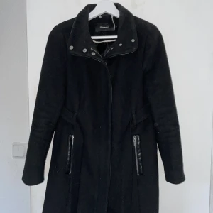 Svart kappa med knytning - Säljer nu min kappa från Vero Moda som tyvärr blivit för liten. Den är i super bra skick, lite ”knottrig” på insidan av kragen. Det är storlek medium men kan även funka som s.   Köpt för 639kr år 2018.   Pris kan diskuteras!