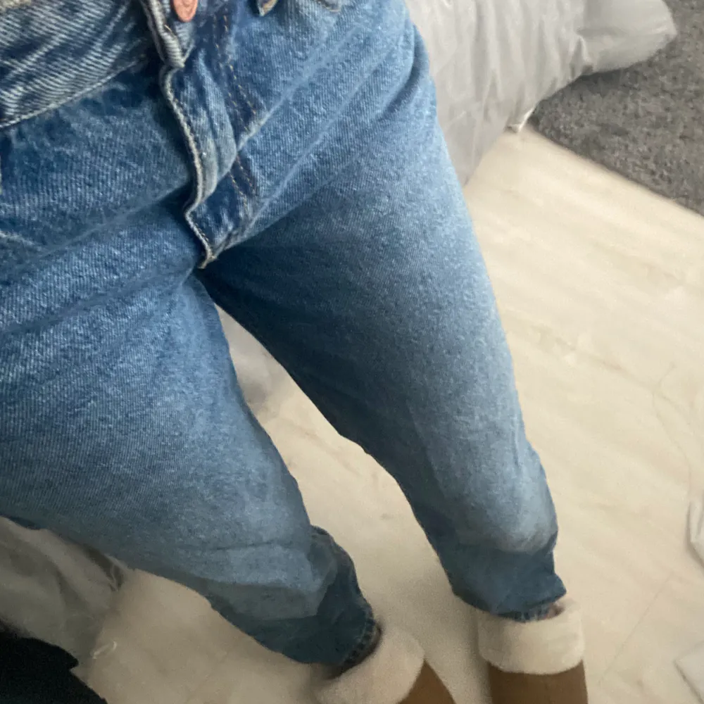 Snygga jeans från pull&bear som är medelhöga i midjan och har en straight modell💕Perfekt i längden (jag är 175). Jeans & Byxor.