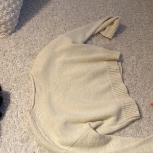 Kroppad stickad nakd  - Stickad vit tröja från nakd. Kroppad. Okej skick 