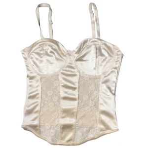 Spetstopp  - Beige/vit topp med spets. Älskar men kommer inte till stor användning tyvärr 🥲 Storlek xxs men sitter som en S/Xs