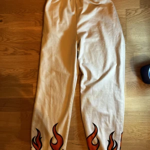 Vitta byxor med eld - Jätte jätte jätte Sköna och skönt material!( Andvänd 2 gånger) 