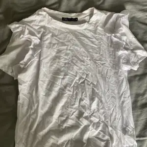 En vit T-shirt med volanger vid axlarna⭐️Så fin till jeans, kjol etc