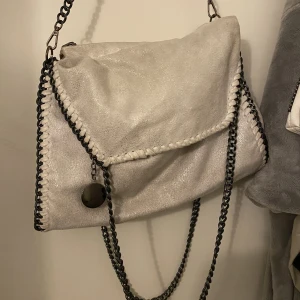 Väska  - Väskan har någon fläck inuti och är använd men funkar som vanligt💖vid mer funderingar har av dig 